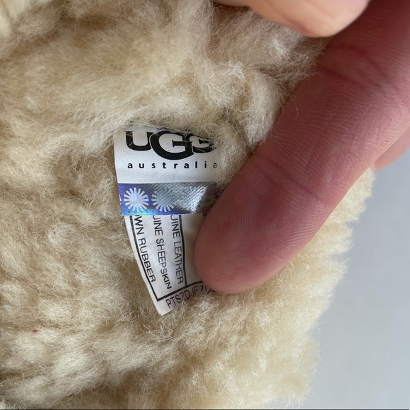 Ugg Classic Short Boot - Picture 11 of 13